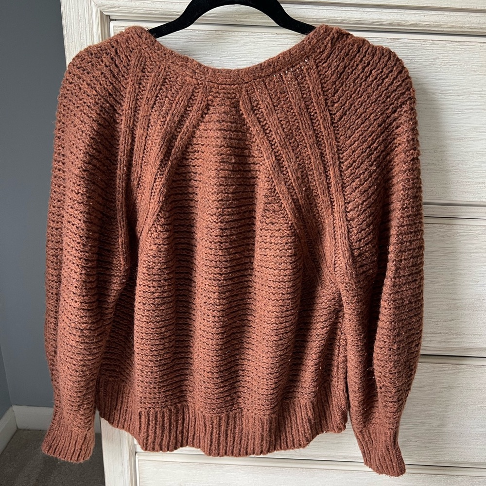 Universal Thread Sweater 🤎 - Picture 3 of 3